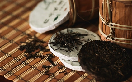 Чем пуэр отличается от обычного чая: ферментация, вкус и выдержка