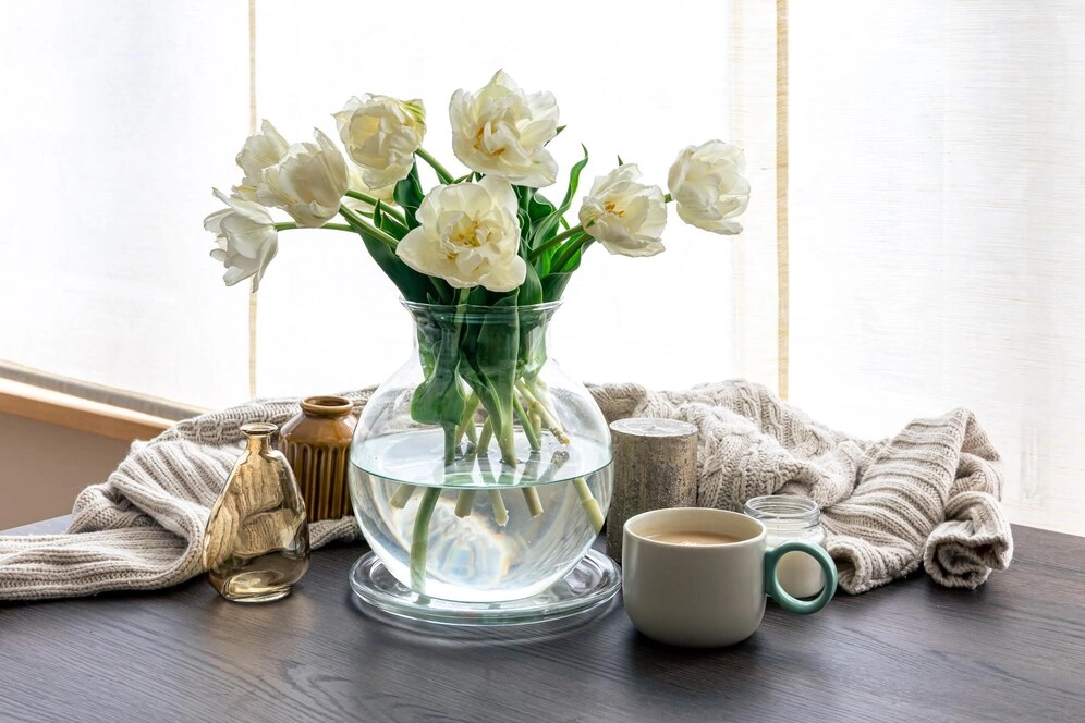 home-composition-with-bouquet-tulips-glass-vase-candles_169016-20809.jpg home-composition-with-bouquet-tulips-glass-vase-candles_169016-20809.jpg